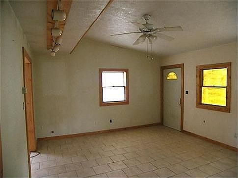 5th image of 724 Seibert Ave