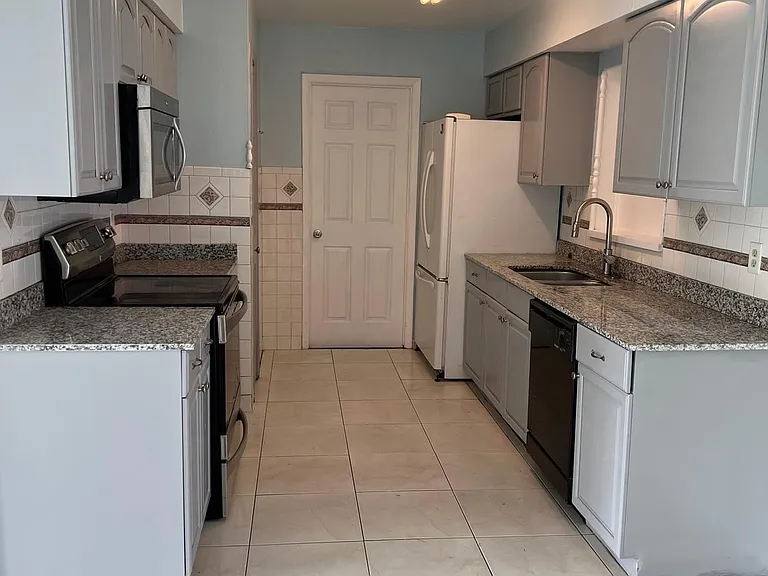 700 Bayberry Ct — Photo 4