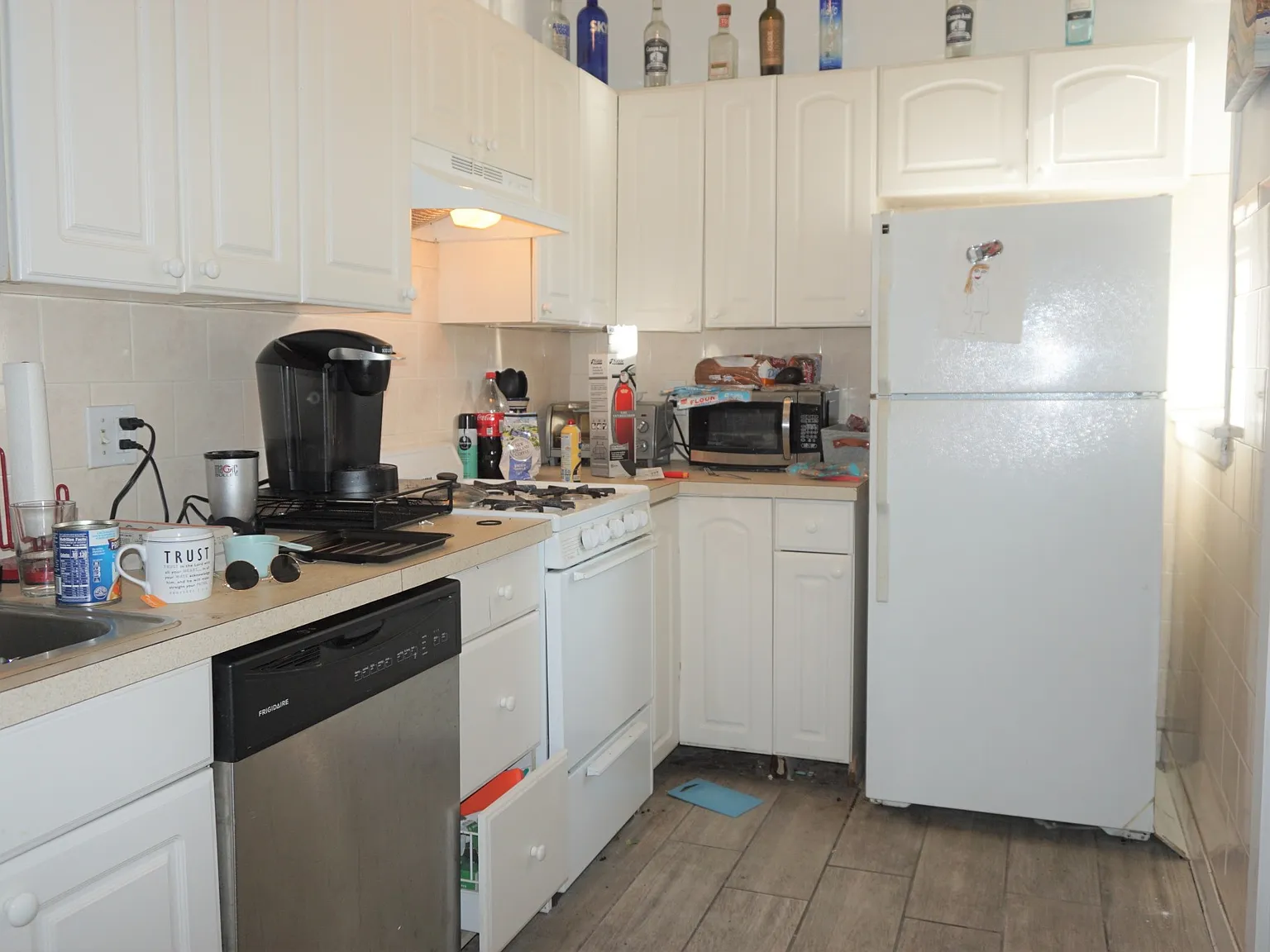 4 bed, 1.0 bath, $6,150 — Photo 2