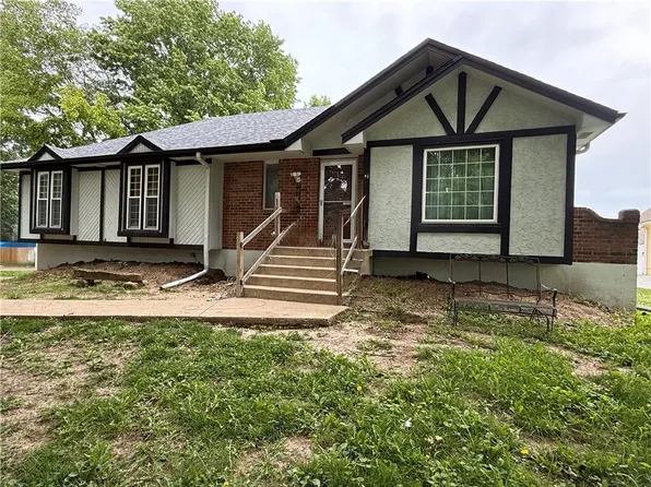 477 NW Weschester Ct, Blue Springs, MO 64014