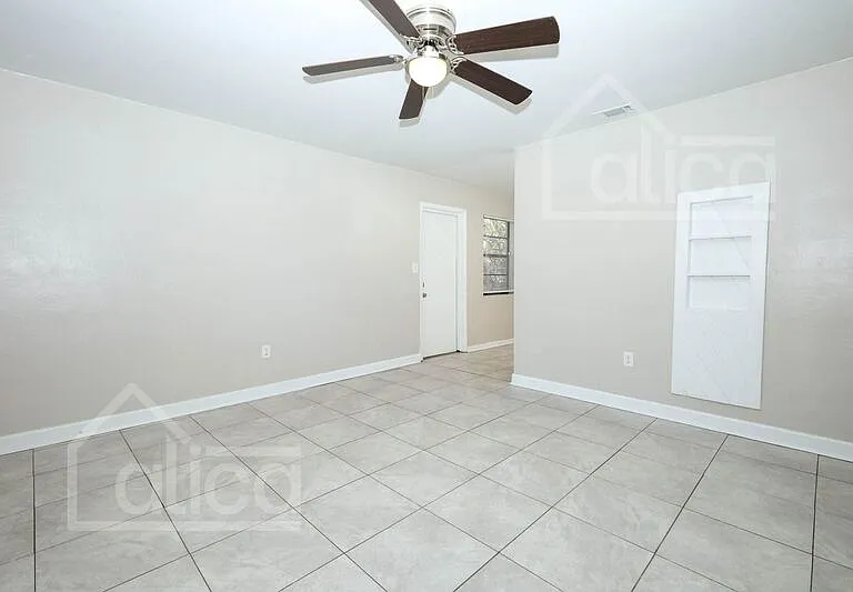 3810 Thompson St — Photo 5