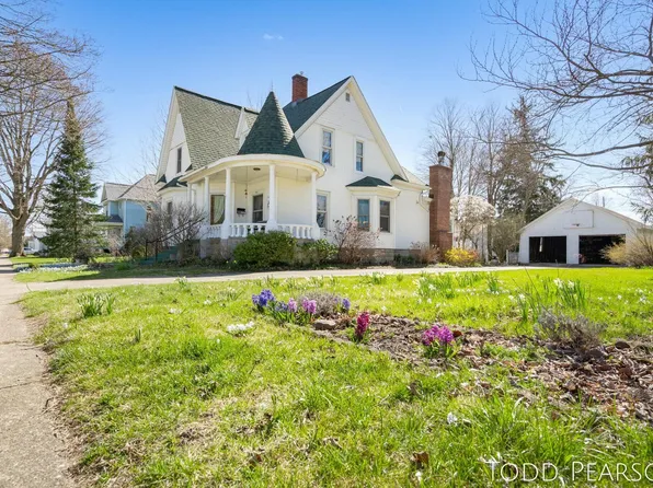 414 Lincoln Lake Ave SE, Lowell, MI 49331