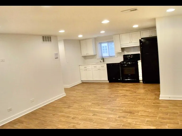2652 N Harding Ave — Photo 3