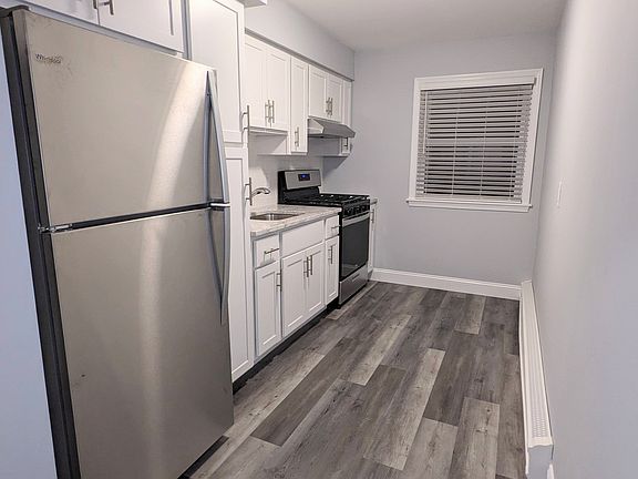 3rd image of 121 Bridge St Floor 1