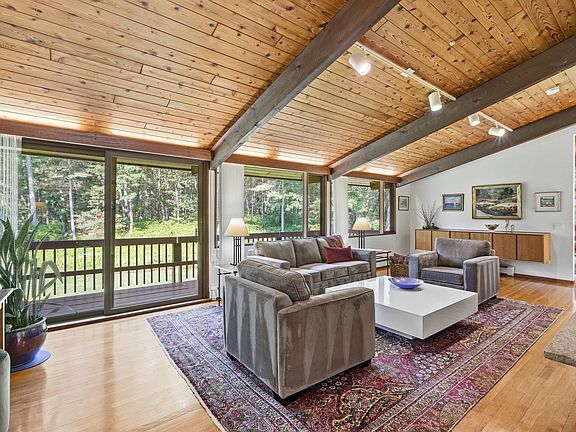 4th image of 80 Evergreen Ln