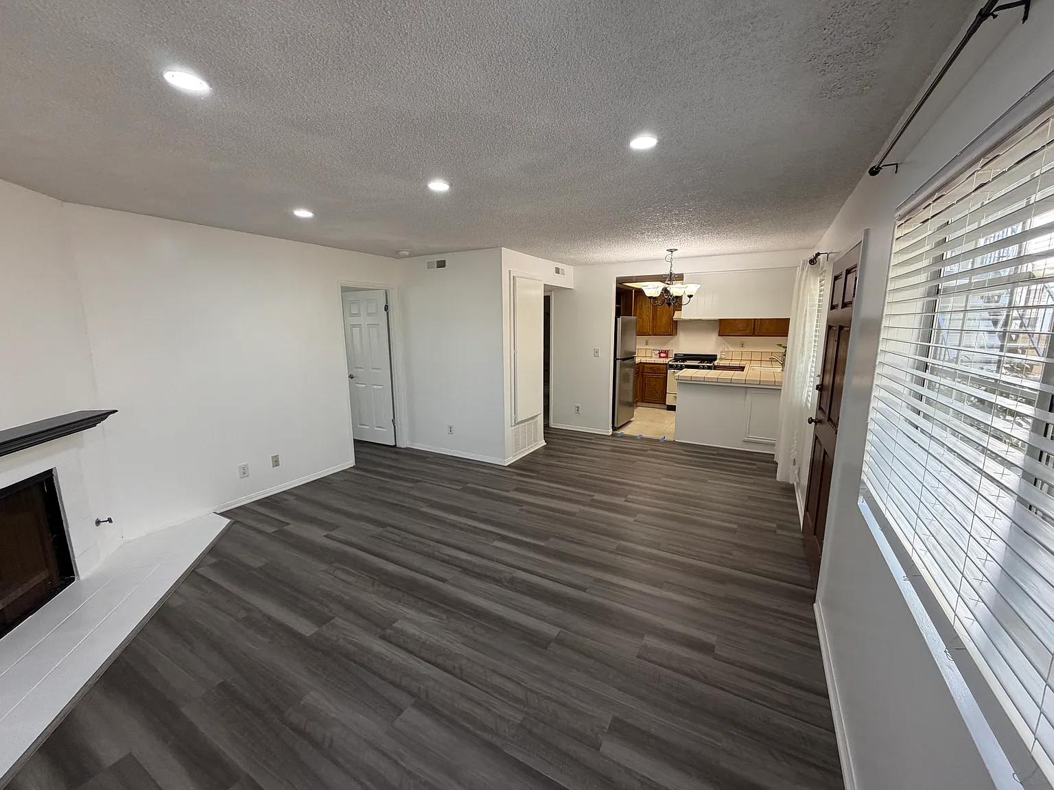 2 bed, 1000 sqft, $3,300 — Photo 2