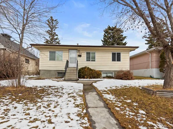 818 S 68th Ave SW, Calgary, AB T2V 0N4