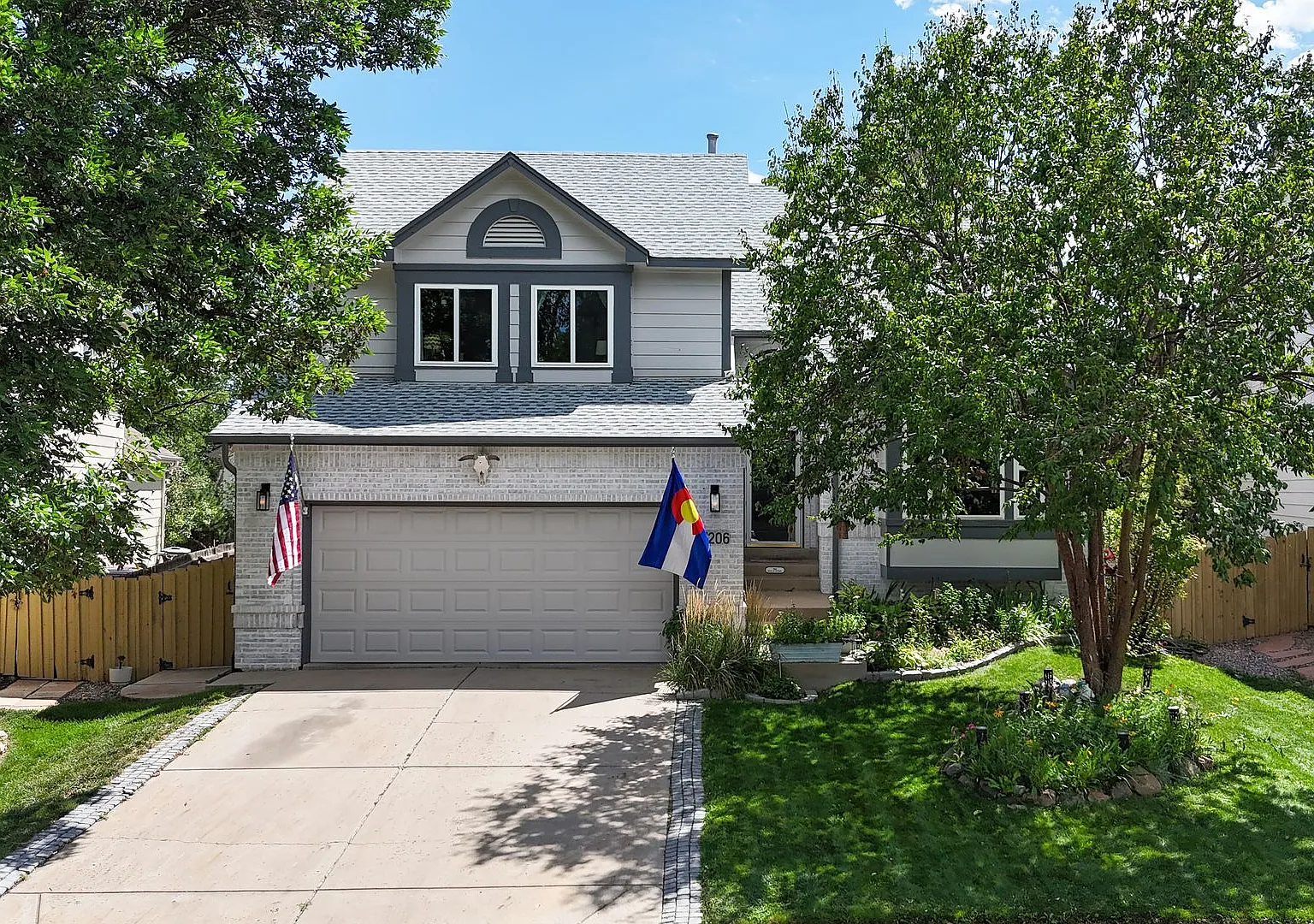 Stunning 3 bed/2 bath home with lush gardens — Photo 1