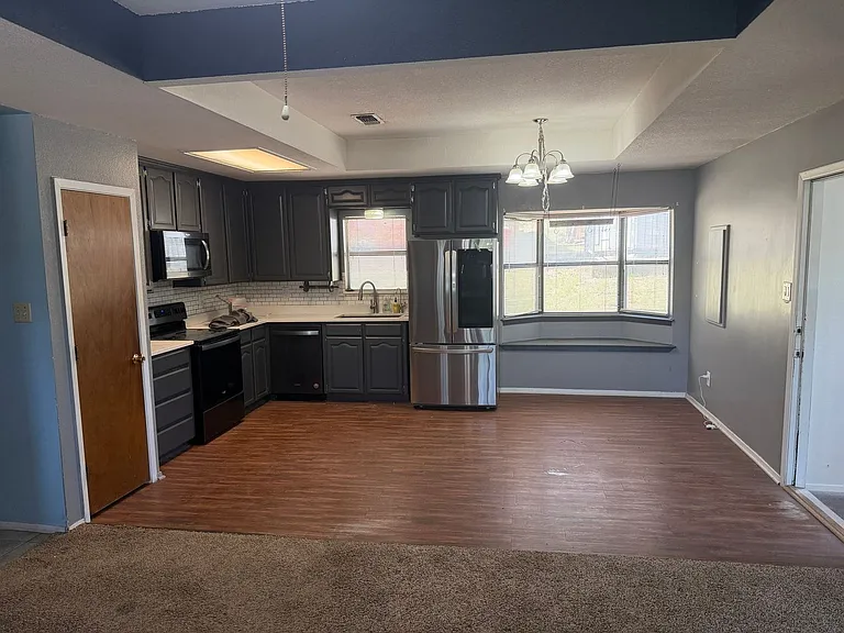 2708 Cedarhill St — Photo 2