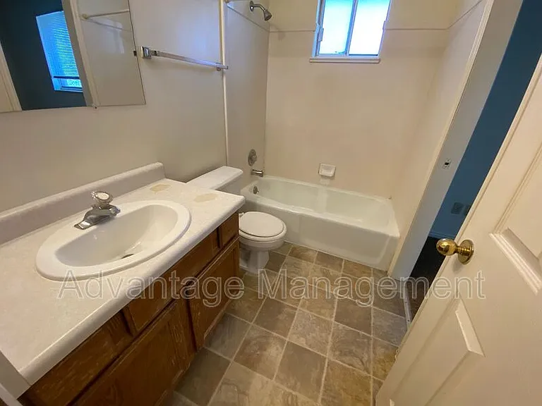 2112 W 220 N — Photo 3