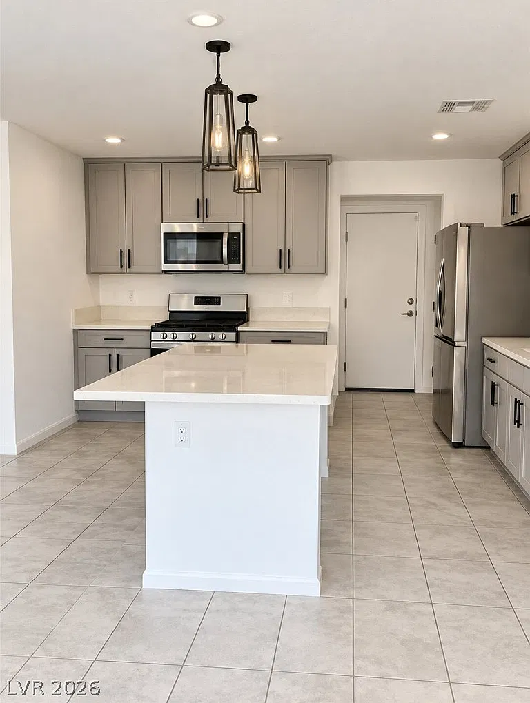 3 bed, 2.5 bath, 1690 sqft, $2,200 — Photo 2