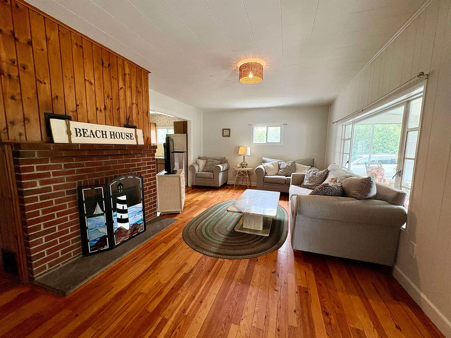 3 bed, 1.0 bath, 1110 sqft, $2,995 — Photo 2