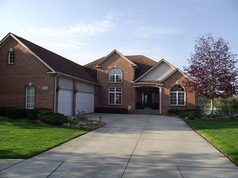 574 Bay Pointe Dr : Street view of home