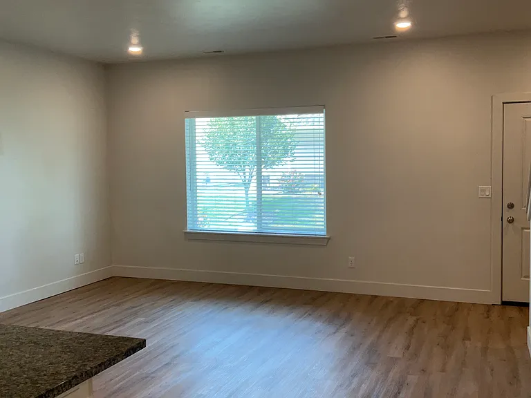 190 S Emery Ln — Photo 3
