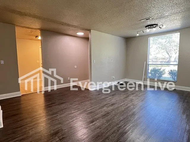 4 bed, 2.0 bath, 1815 sqft, $1,595 — Photo 3