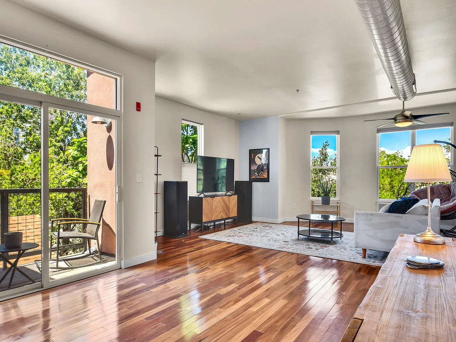 1 bed, 1000 sqft, $2,220 — Photo 3