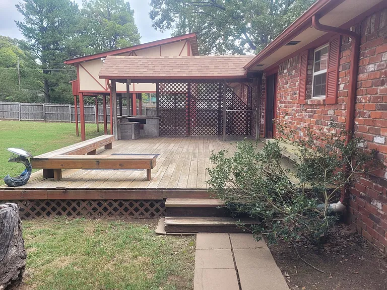 800 Sasha Ln — Photo 2