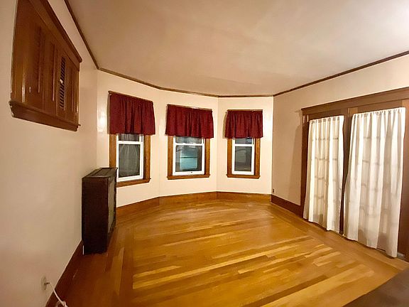 Spacious living room
