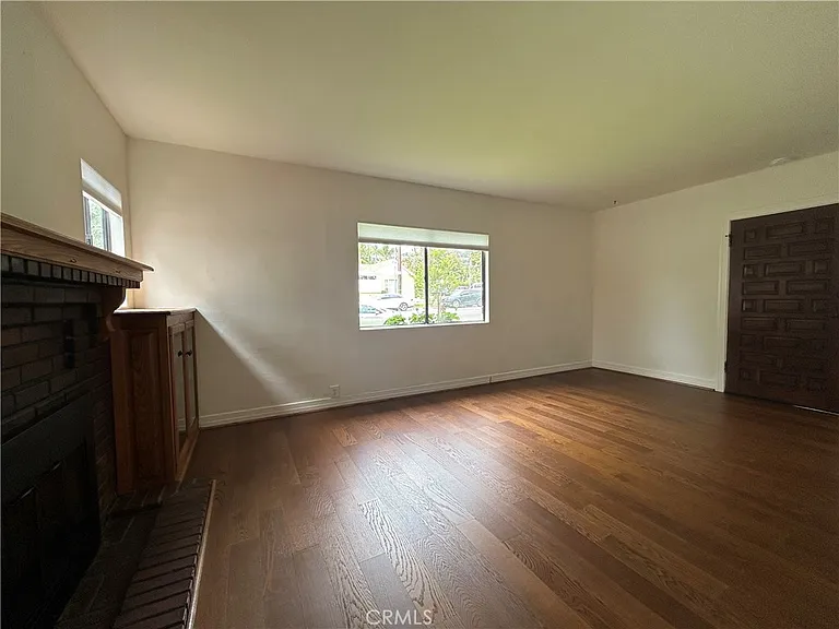 214 E Stocker St — Photo 5