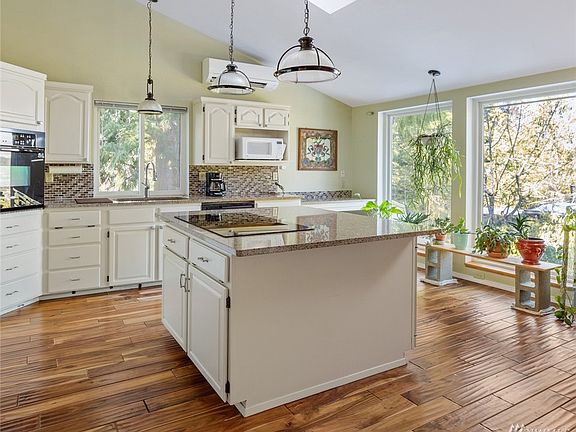 4th image of 21 E Forest Dr