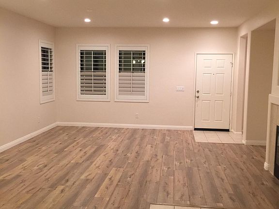 3rd image of 27367 Dearborn Dr