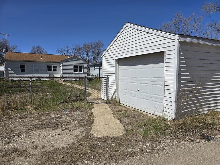 412 Sherman Ave — Photo 2