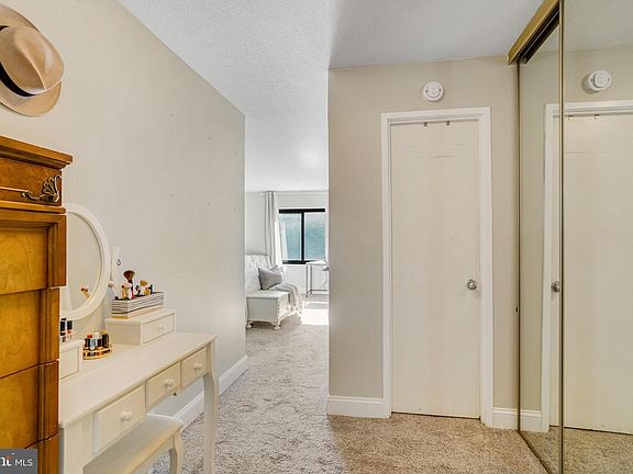 5th image of 307 Yoakum Pkwy APT 410