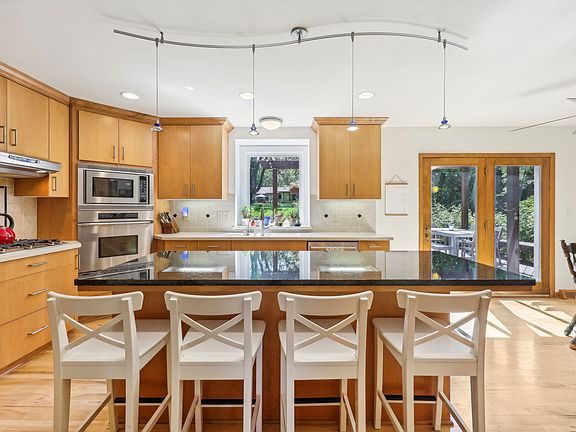 Cook's Kitchen w/ granite island