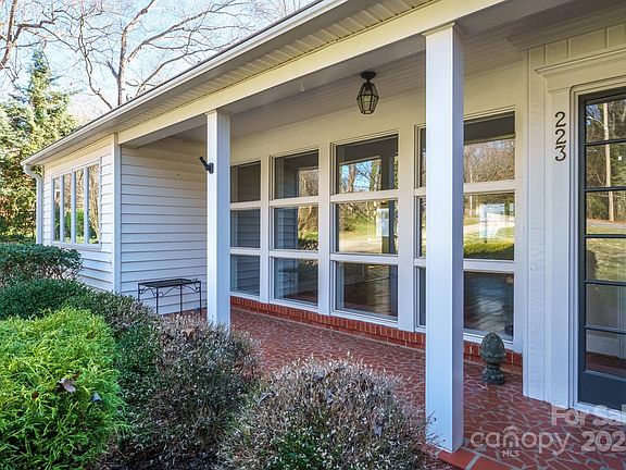 3rd image of 223 Oakland Cir