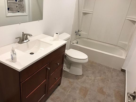 3rd image of 216 Carolina St
