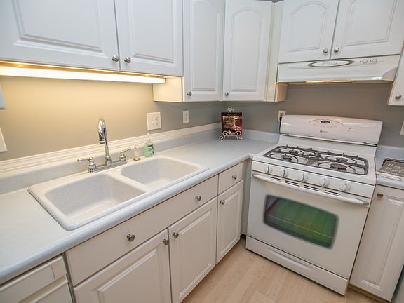 2nd image of 1497 Meadowlawn Dr