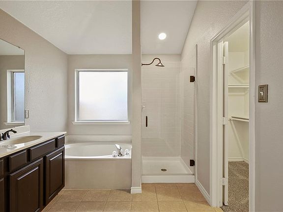 4th image of 621 Mooney Dr