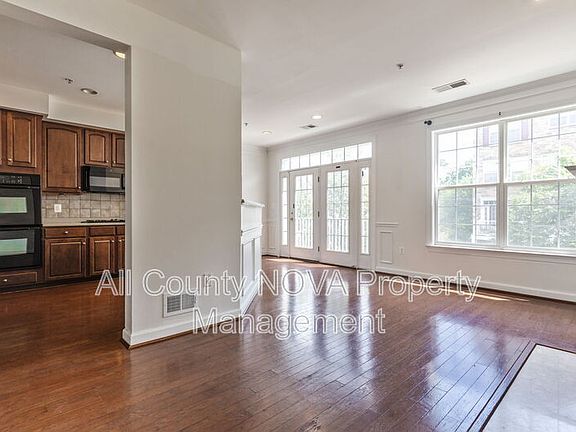 4th image of 3504 Carriage Walk Ln #26-C