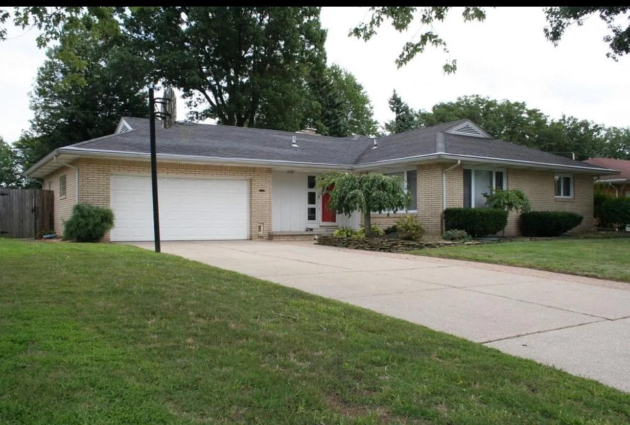 611 Brynhaven Dr — Photo 1