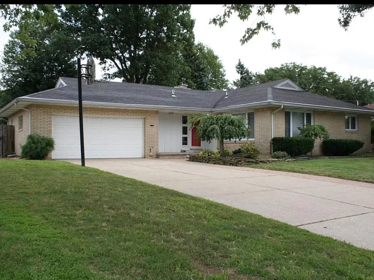 611 Brynhaven Dr — Photo 1