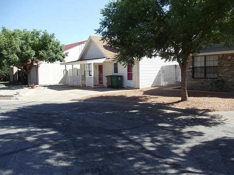 1410 Lindell Ct — Photo 3