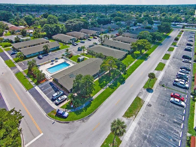 Waterford Villas - 551 Kathy Ct Margate, FL 33068 — Photo 13