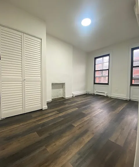 246 W 4th St #3 — Photo 2