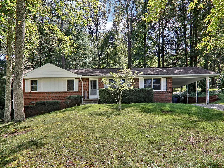 325 Comet Dr — Photo 3