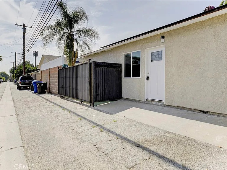 11326 Haskell Ave — Photo 17