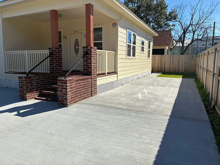 1604 Brooks St — Photo 19