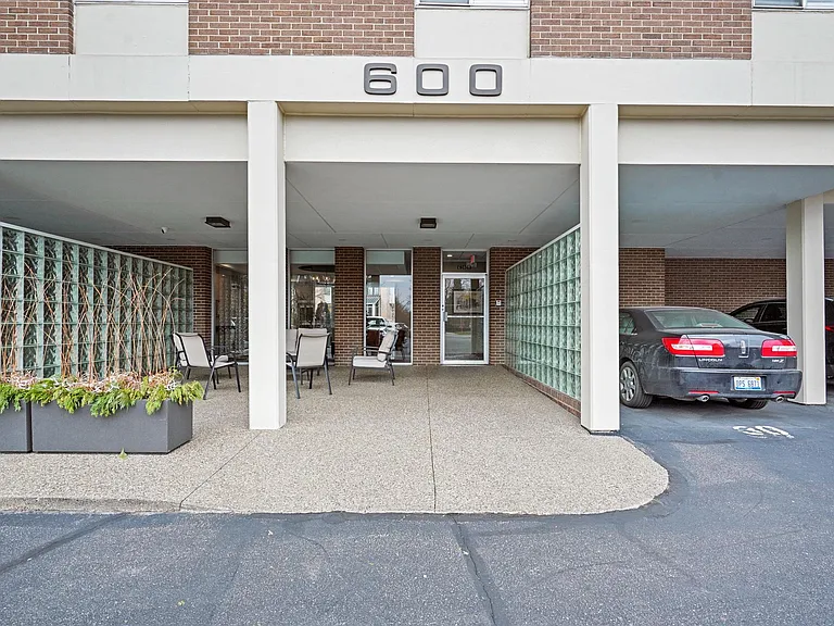 600 W Brown St #109 — Photo 33