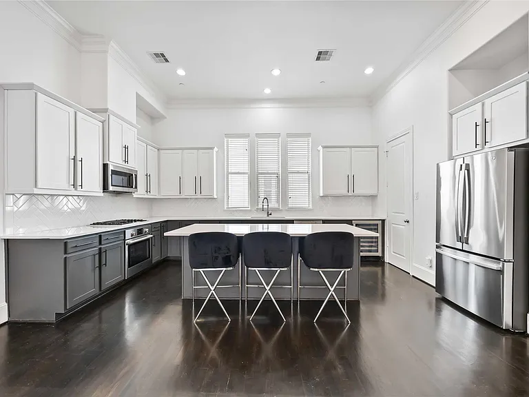 1104 Thompson St — Photo 3