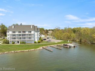 3565 Port Cove Dr APT 72, Waterford, MI 48328