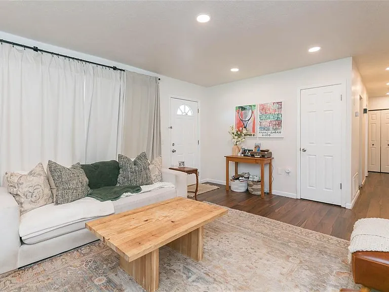 1612 Berkshire Dr — Photo 3