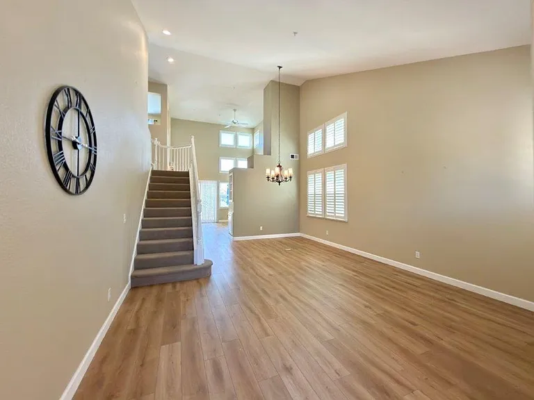 94 S Newport Dr — Photo 5