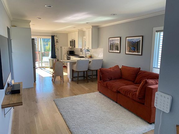 Open concept living room/kitchen