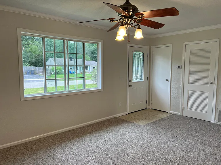 915 Shumway Ave — Photo 9