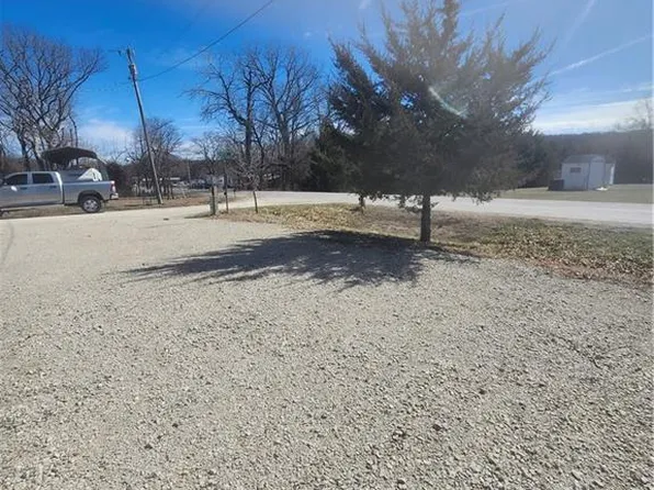1 Scamper Ln, Linn Valley, KS 66040