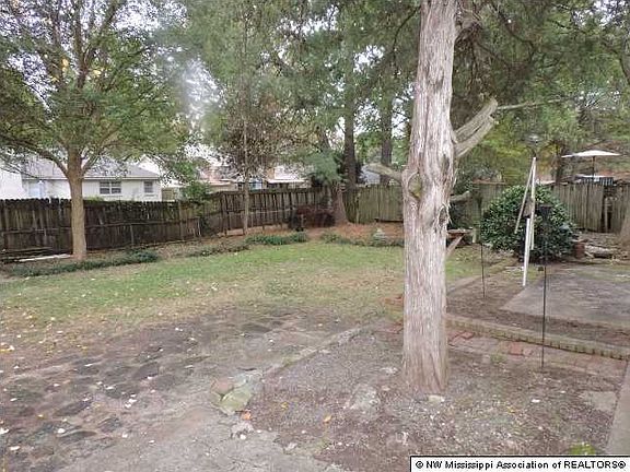 3rd image of 1976 Hampton Hill Dr